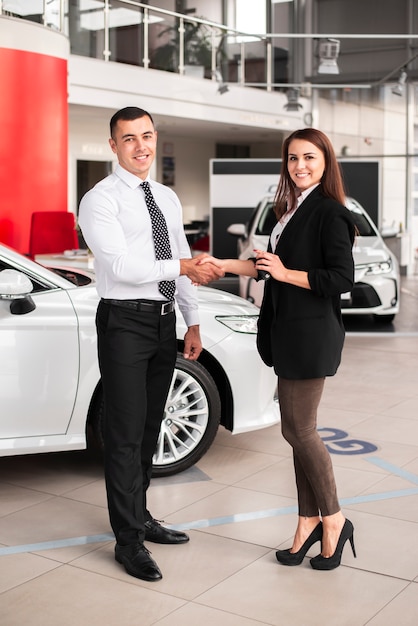 Coup plein homme et femme accord de fermeture