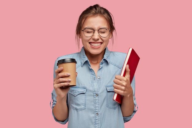 Coup de taille d'une femme assez souriante reçoit le plaisir d'étudier