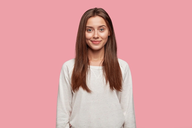 Coup De Taille De Jolie Jeune Copine Avec Une Peau Douce Et Saine De Cheveux Raides Foncés
