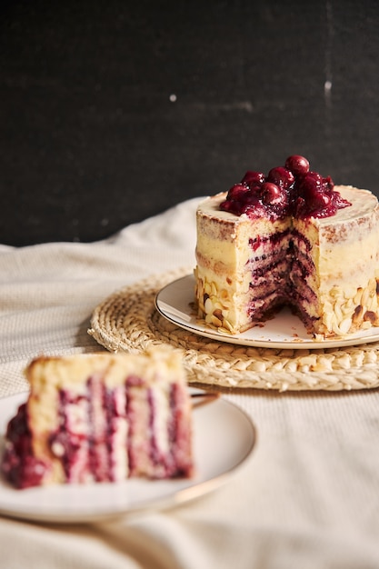 Coup vertical du gâteau aux cerises en tranches au loin