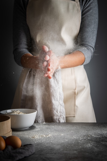 Coup vertical femme avec de la farine dans les palmiers