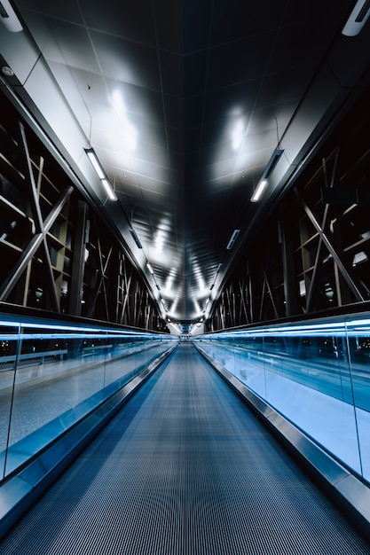 Photo gratuite un coup vertical d'un pont vide pendant la nuit