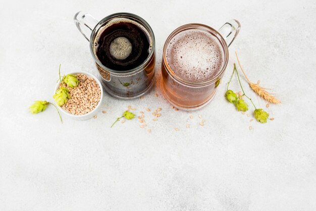 Coupe de la bière et des graines de blé vue de dessus