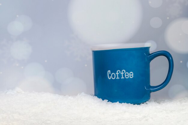 Coupe bleue sur le banc de neige