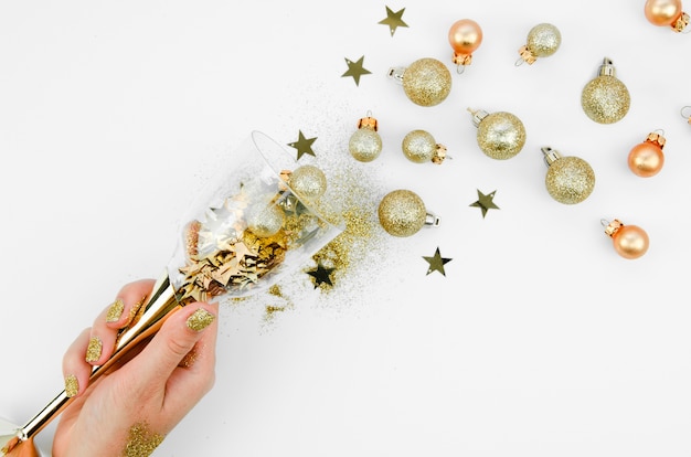 Coupe de champagne avec des boules de décoration