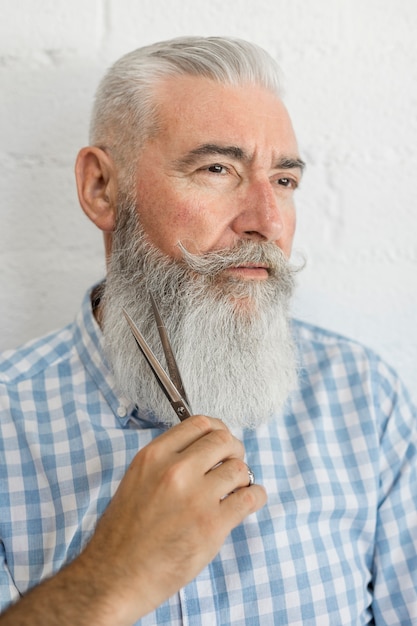 Photo gratuite coupe de cheveux d'un homme barbu en studio