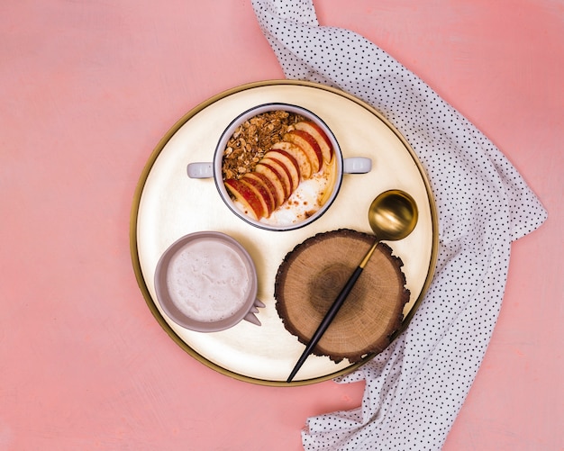 Coupe de fruits et lait vue de dessus