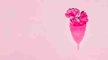 Photo gratuite coupe menstruelle vue de dessus avec des fleurs