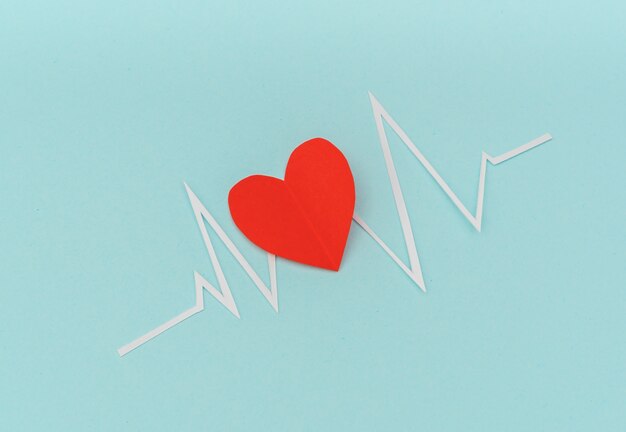 coupe de papier de cardiogramme du rythme cardiaque pour la Saint-Valentin.