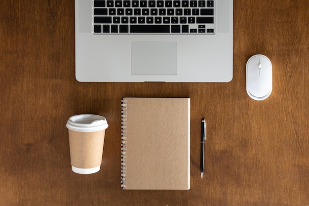 Photo gratuite coupe de papier et souris d'ordinateur sur une table en bois