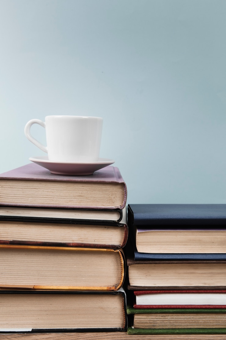 Photo gratuit coupe sur une pile de livres avec espace de copie