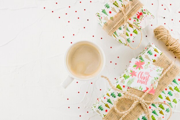 Coupe près de boîtes présentes et carte postale avec inscription de Noël