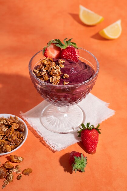 Coupe savoureuse à angle élevé de dessert açai aux fraises