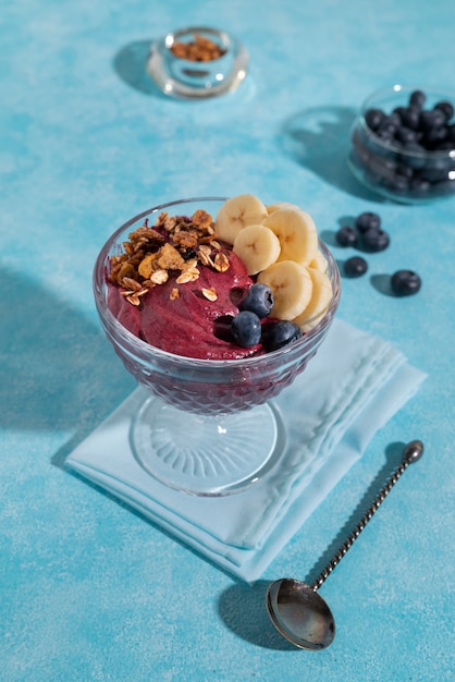 Photo gratuite coupe savoureuse à angle élevé de dessert açai à la banane