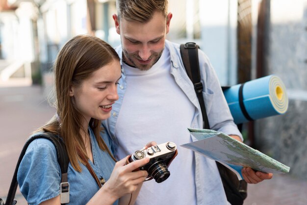 Coupé touristique à l'extérieur avec carte et appareil photo