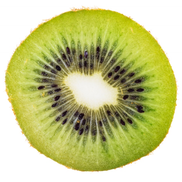 Coupe transversale de kiwi mûr isolé