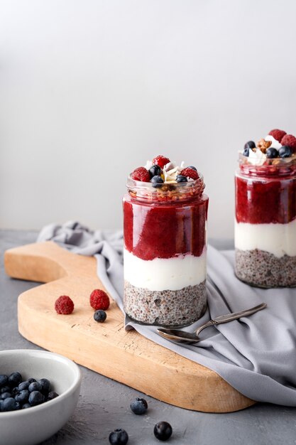 Coupe en verre de délicieux dessert brésilien acai