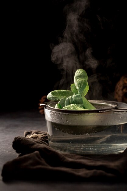 Coupe en verre avec un filet de thé et des feuilles de thé