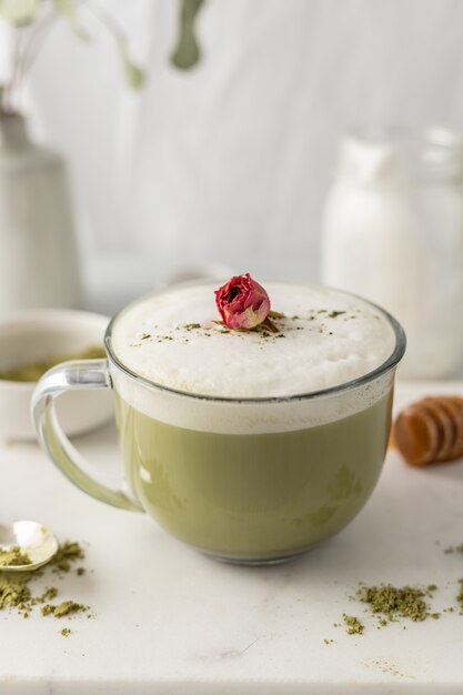 Coupe en verre transparent avec liquide blanc