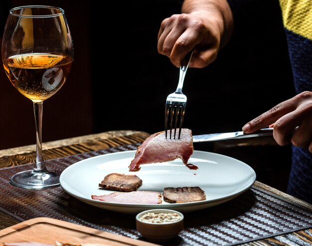 Coupe de viande et un verre de champagne