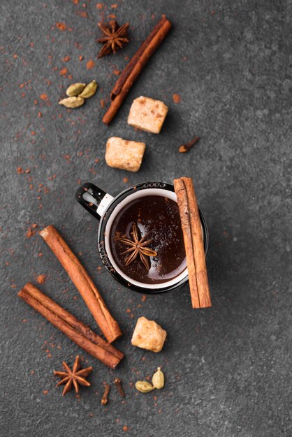 Coupe vue de dessus avec chocolat chaud et cannelle