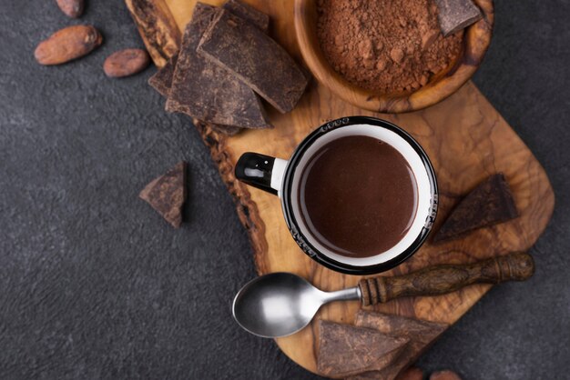 Coupe vue de dessus avec chocolat chaud