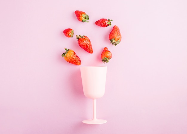 Photo gratuite coupe vue de dessus avec des fraises