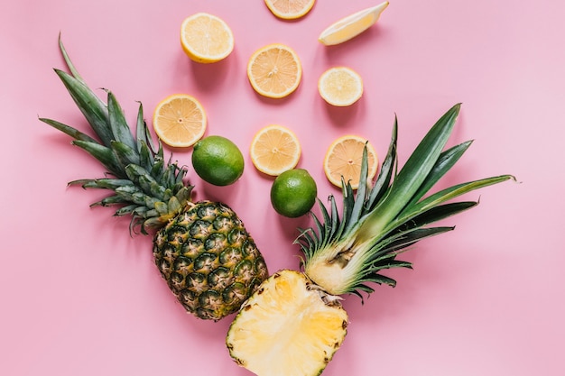 Photo gratuite couper des ananas près d'agrumes