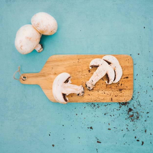 Photo gratuite couper les champignons à bord