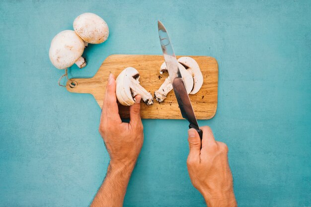 Couper les champignons avec un couteau