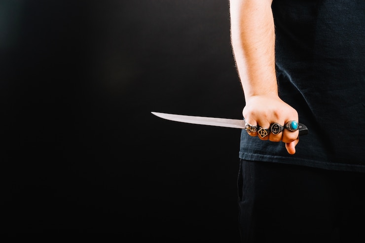 Photo gratuit couper la main masculine avec un couteau