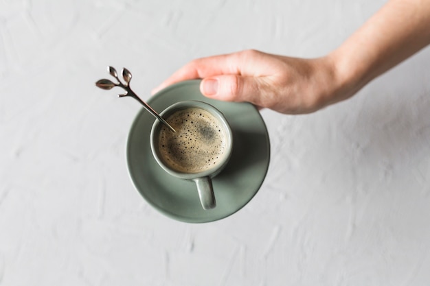 Photo gratuite couper la main avec une tasse de café et une soucoupe