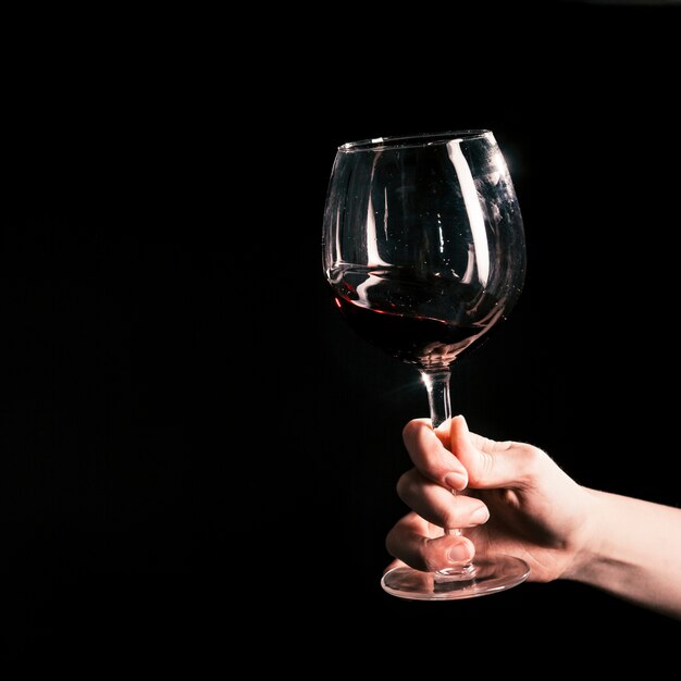 Couper la main avec le verre à vin