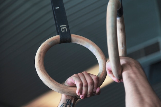 Couper les mains sur les anneaux de gymnastique