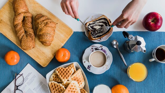 Couper les pâtisseries à la main pour le petit-déjeuner