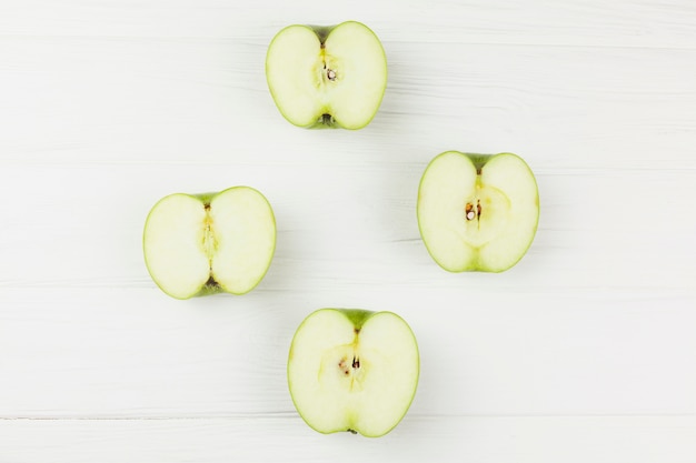 Couper les pommes en deux sur fond blanc