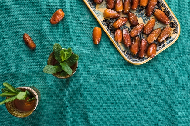 Photo gratuite coupes avec des brindilles de plantes et de fruits secs sur un plateau