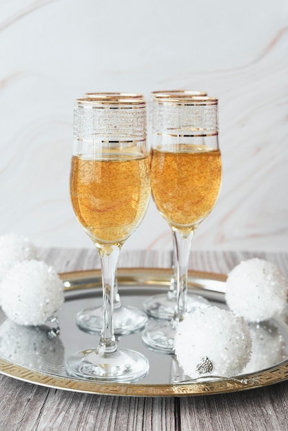 Coupes à Champagne avec des boules de Noël sur un plateau