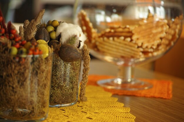 Coupes à la décoration et le verre avec les cookies