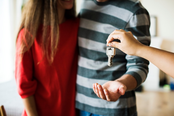 Photo gratuit couple a acheté une nouvelle maison