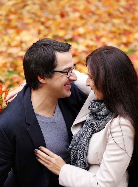 Couple adulte ayant une bonne journée en famille dans le parc