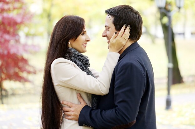 Couple adulte ayant une bonne journée en famille dans le parc