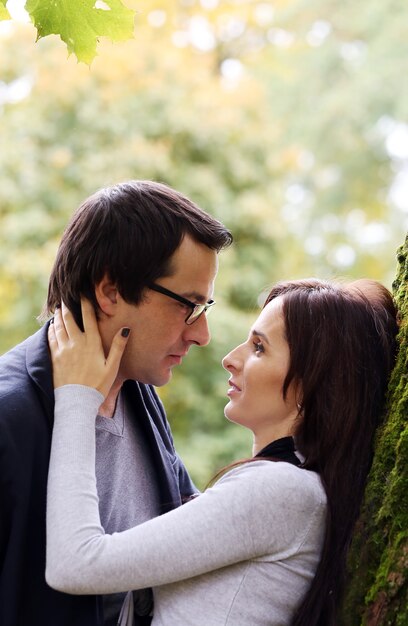 Couple adulte ayant une bonne journée en famille dans le parc