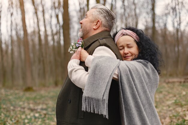 Couple adulte élégant dans une forêt au printemps