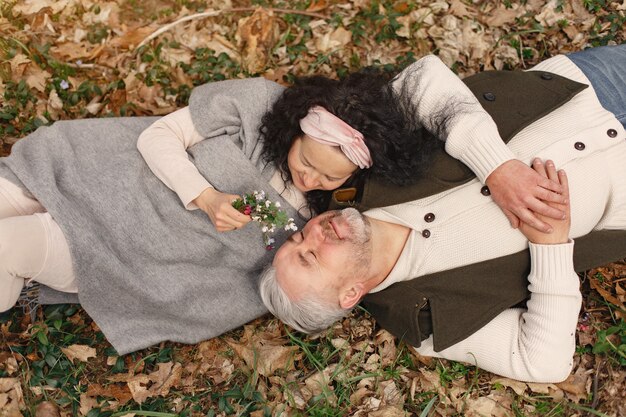 Couple adulte élégant dans une forêt au printemps