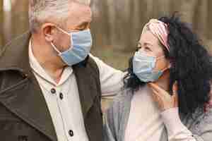 Photo gratuite couple adulte élégant dans une forêt au printemps