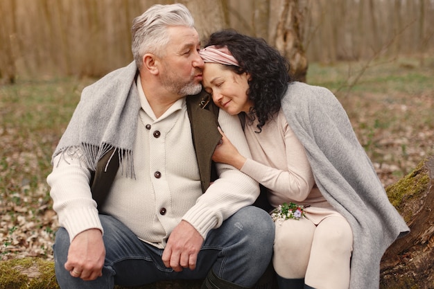 Photo gratuite couple adulte élégant dans une forêt au printemps