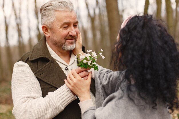 Couple adulte élégant dans une forêt au printemps