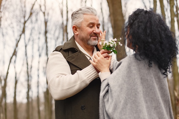 Couple adulte élégant dans une forêt au printemps