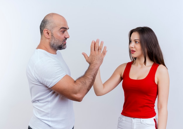 Couple d'adultes impressionnés se touchant les mains et se regardant